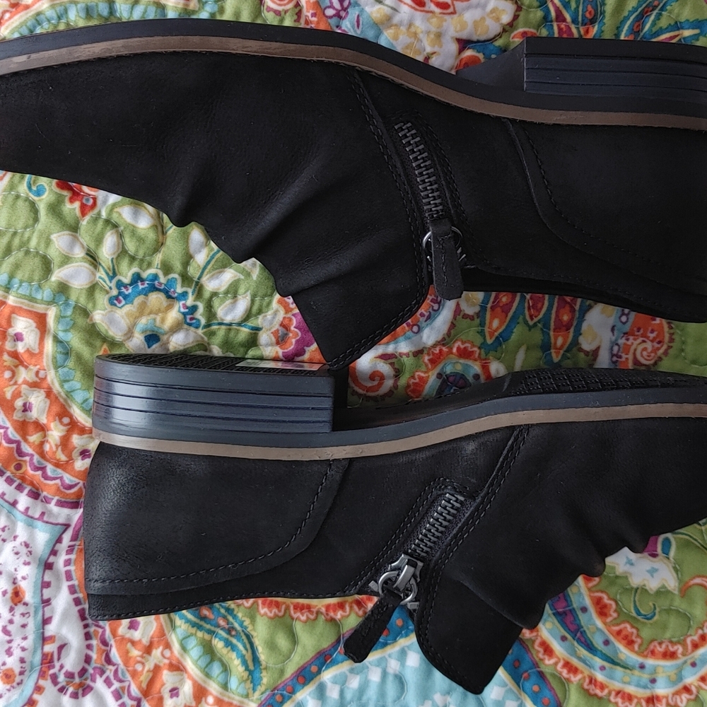 Clarks Collection Camzin Pace Booties Women's Size 9M Black. NWOT